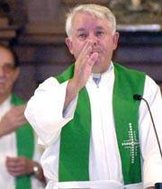 Hasta los sacerdotes tienen que llevan escolta Hasta los sacerdotes tienen que llevan escolta