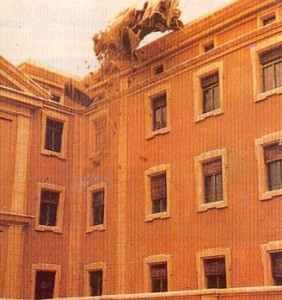 El vehiculo subio por encima de los tejados debido a la gran cantidad de explosivo utilizado El vehiculo subio por encima de los tejados debido a la gran cantidad de explosivo utilizado