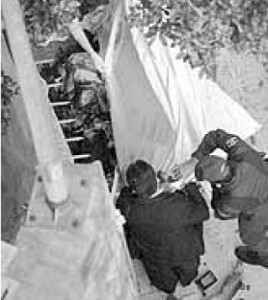 Los policias examinan el lugar momentos despues del asesinato