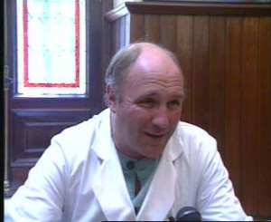El Doctor Cariñanos en su consulta