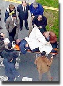 El Juez realiza el levantamiento del cadaver