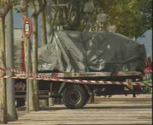 El vehiculo del asesinado es recogido para buscar indicios