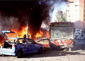 El vehiculo llego a saltar por encima de un autobus