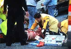 Las victimas son atendidas por los servicios de emergencias