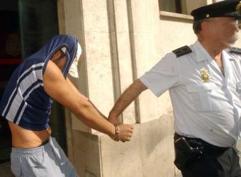 Padres detenidos por castigar a su hija sin salir de casa Padres detenidos por castigar a su hija sin salir de casa