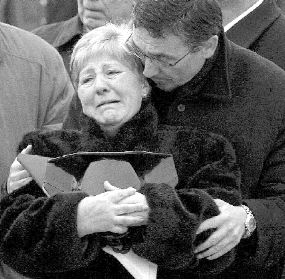 La madre de Fernando se abraza al tricornio de su hijo La madre de Fernando se abraza al tricornio de su hijo