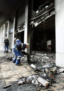 Los bomberos se esfuerzan en retirar el material despues del atentado Los bomberos se esfuerzan en retirar el material despues del atentado