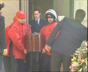 Sus compañeros portan sus feretros