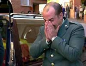 Sus compañeros no pueden contener las lagrimas Sus compañeros no pueden contener las lagrimas