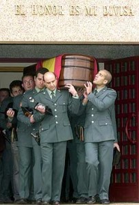 Sus compañeros portan el feretro Sus compañeros portan el feretro