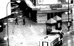 Los bomberos en el lugar, momentos después del atentado