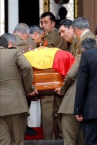 Los compañeros portan el feretro de Luis Los compañeros portan el feretro de Luis