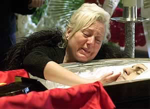 La madre llora su muerte La madre llora su muerte