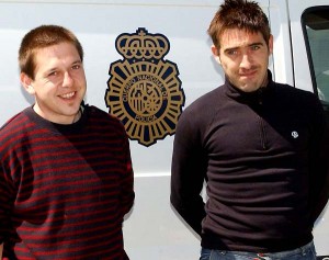 Los autores del atentado sonrien cuando son trasladados para el juicio Los autores del atentado sonrien cuando son trasladados para el juicio